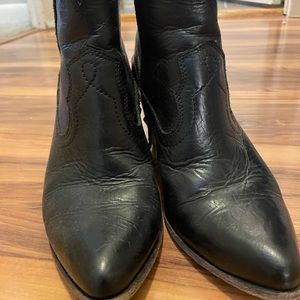 Women’s gently used Frye boots. Genuine leather.